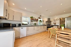 18' Kitchen/Breakfast Room- click for photo gallery